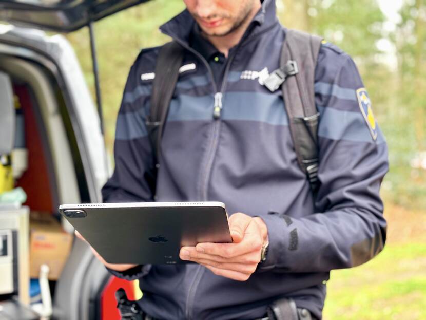 PD-onderzoeker houdt digitaal tablet vast